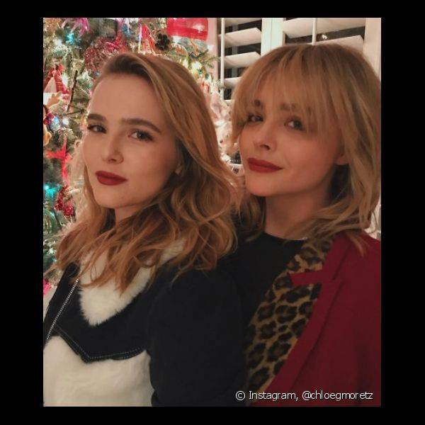 Chlo?-Grace Moretz e Zoey Deutch optaram por uma maquaigem simples com batom vermelho fechado e m?scara de c?lios (Foto: Instagram @chloegmoretz)